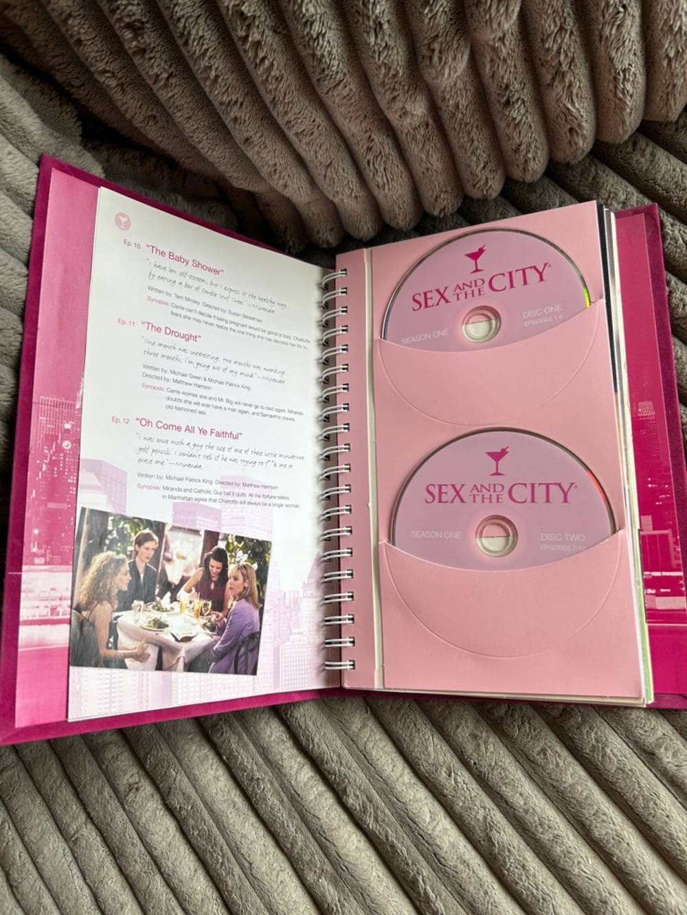 HBO Sex and the City: The Complete DVD Series Collector's Gift Set Pre-owned - Picture 8 of 13
